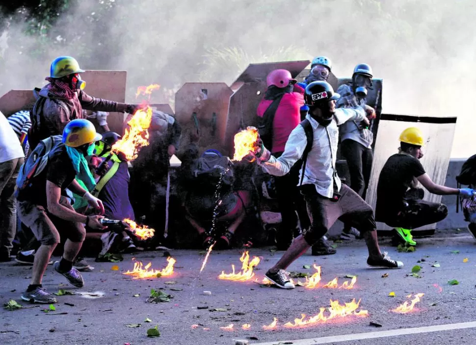 VIOLENCIA. Los manifestantes contraatacan a la policía lanzando molotov. reuters