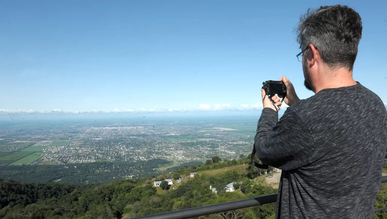 AL SOL. Los tucumanos podrán disfrutar de la vista de la ciudad que ofrece uno de los miradores del cerro San Javier. ARCHIVO LA GACETA / FOTO DE JOSÉ NUNO