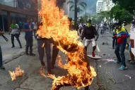 Video: el chavismo denunció que opositores prendieron fuego a un hombre en una protesta