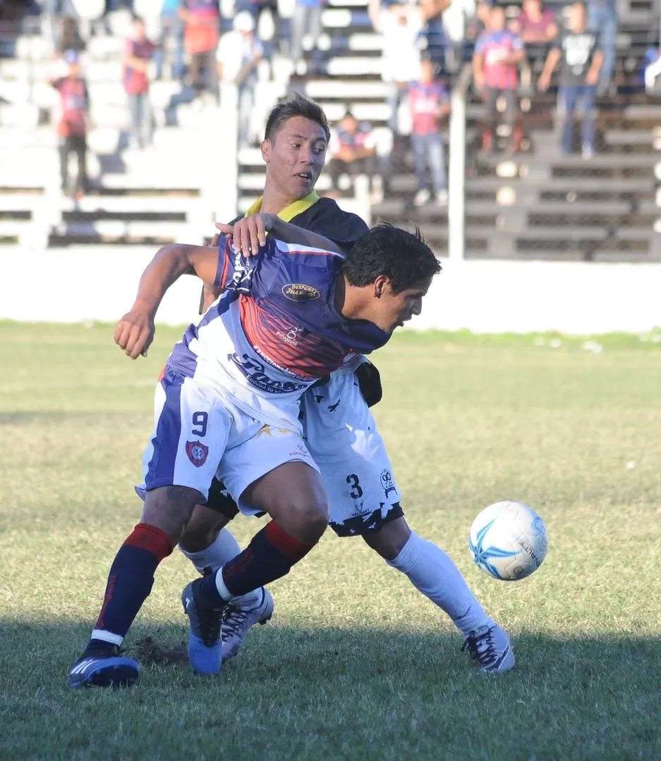 GRAN TAREA. Mario Caliva (9), de San Lorenzo, protege la pelota ante Rojas.  la gaceta / foto de osvaldo ripoll 