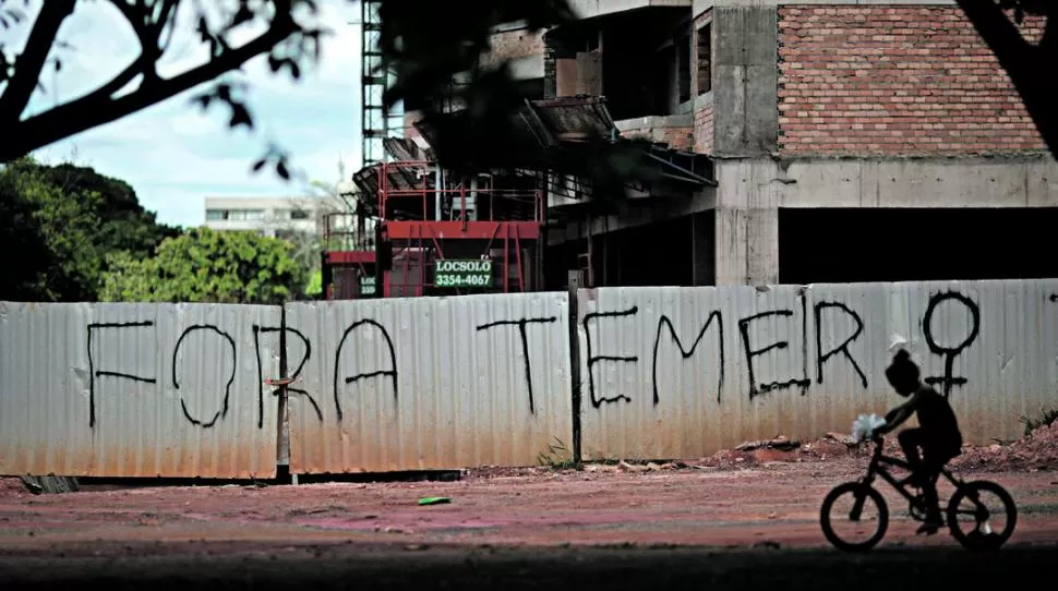 SIN APOYO. En los barrios y calles de Brasil crece el rechazo a Temer. reuters