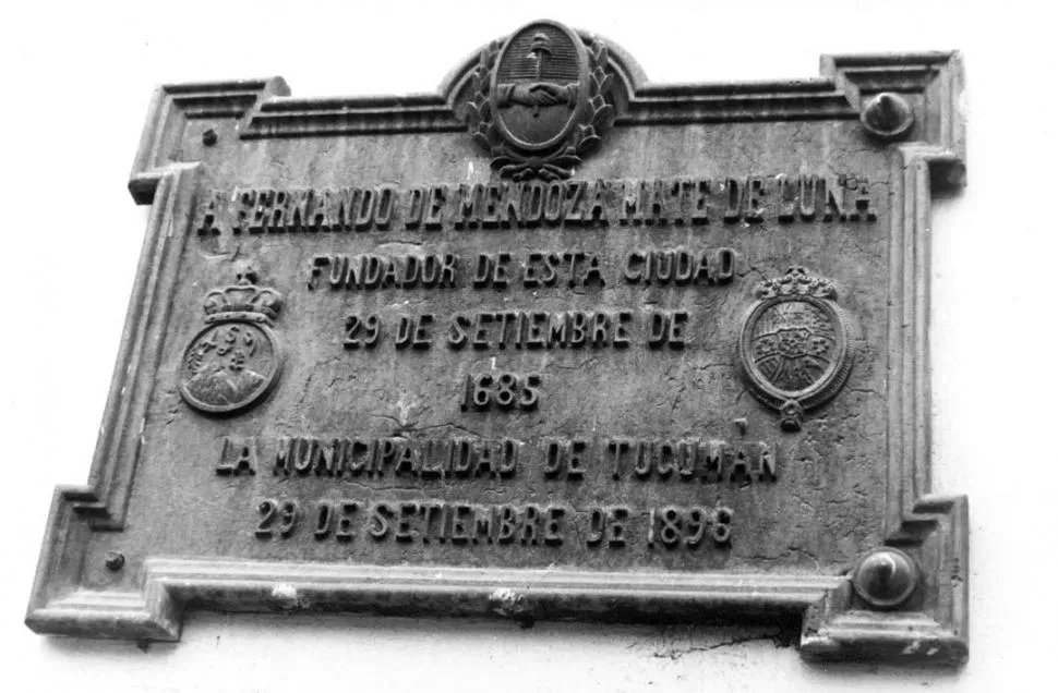 ESTABA DESDE 1896. Hace 121 años, la placa de homenaje a Mate de Luna se colocó en la fachada de la Catedral. 