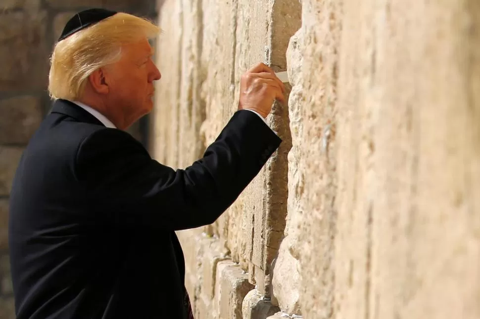 HECHO HISTÓRICO. Trump visitó ayer el Muro de los Lamentos, en Jerusalén. reuters