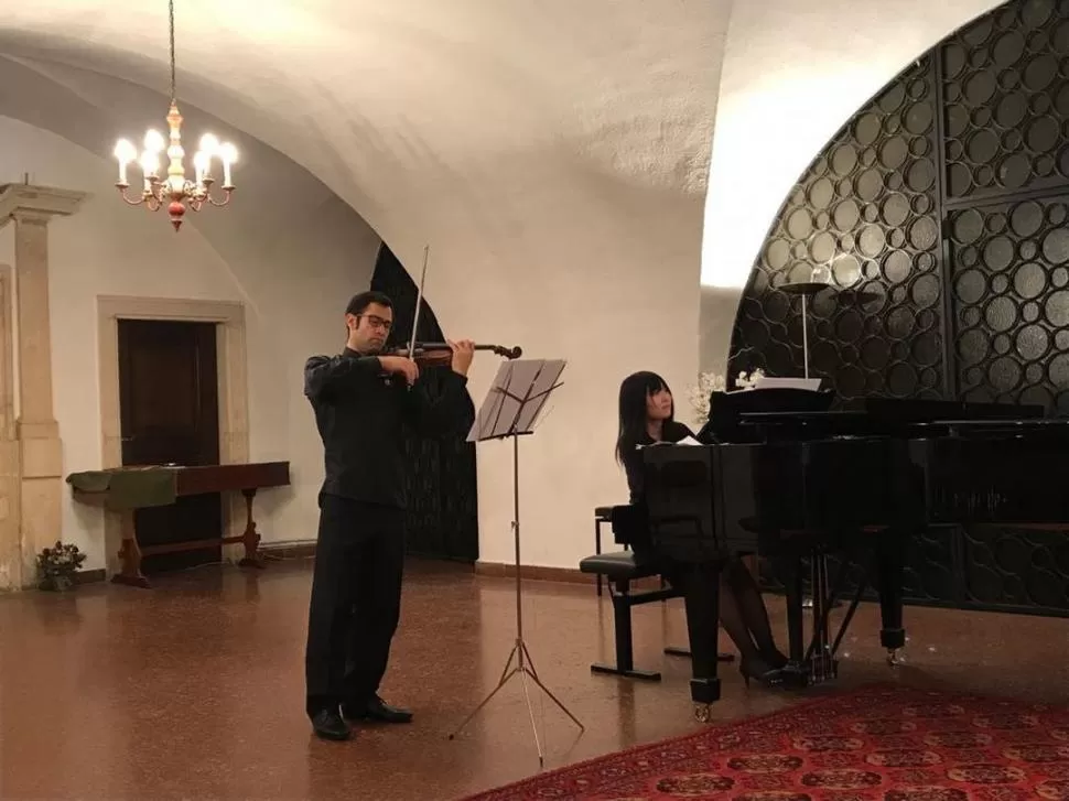 DÚO DE CÁMARA. Nicolás di Marco en violín, junto a Kaori Saeki en piano, en el concierto en la capital de Austria. Gentileza Nicolás Agustín Di Marco.-