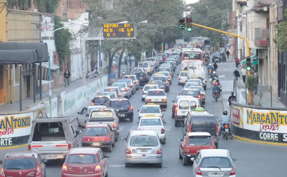 UN AUTO CADA 3,5 HABITANTES. Un informe de AFAC asegura que en la Argentina, el parque automotor supera las 12 millones de unidades. la gaceta / foto de héctor peralta (archivo)