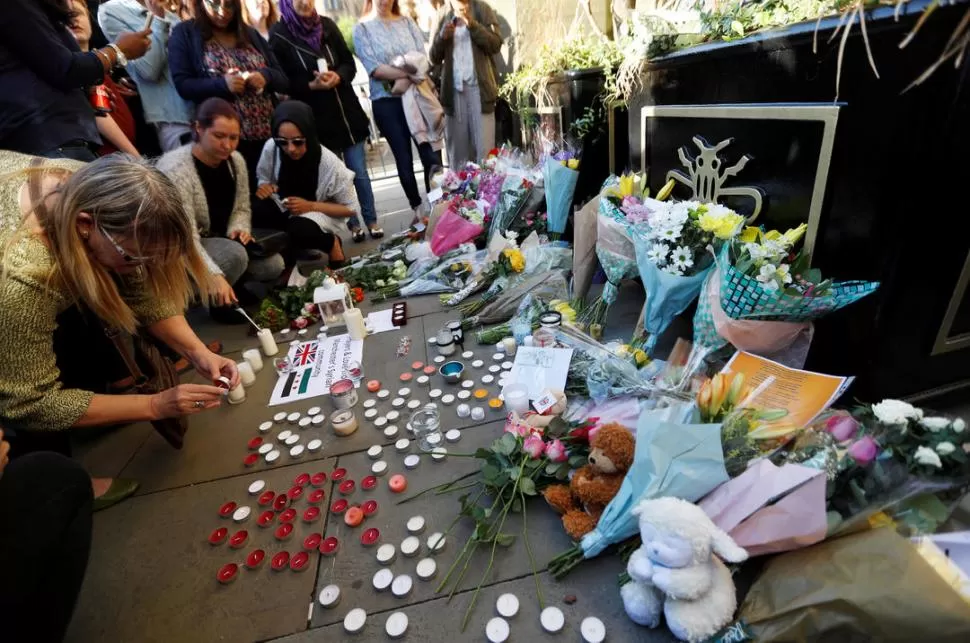 DOLOR EN LAS CALLES. Los habitantes de Manchester rindieron homenaje a las víctimas del atentado suicida. Reuters