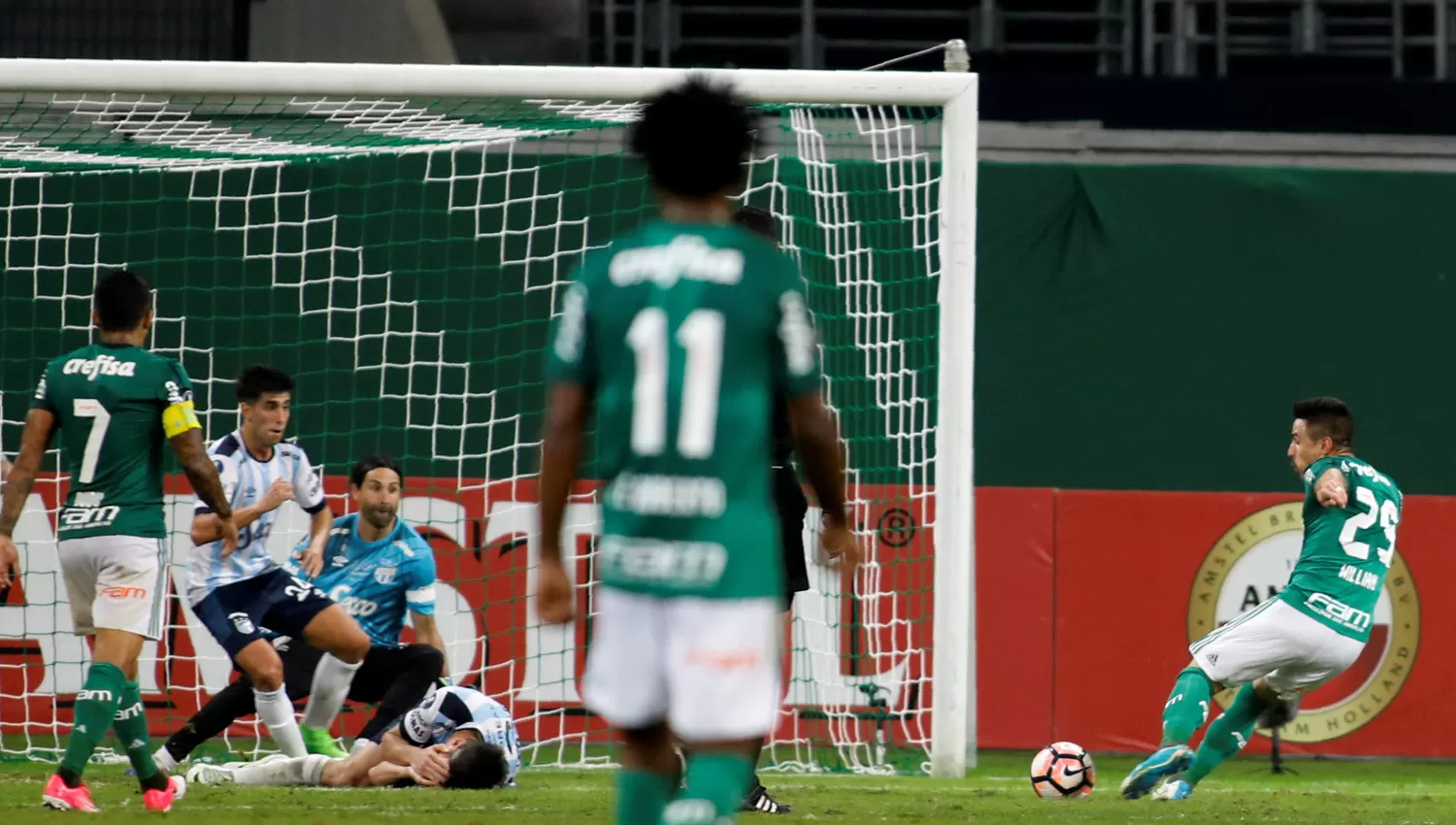 EN EL PISO. Fernando Evangelista no pudo evitar el segundo gol de Palmeiras. (REUTERS)