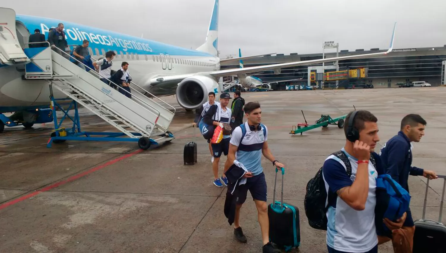 EN AEROPARQUE. Los jugadores bajan del avión. FOTO LA GACETA/ JUAN MANUEL ROVIRA