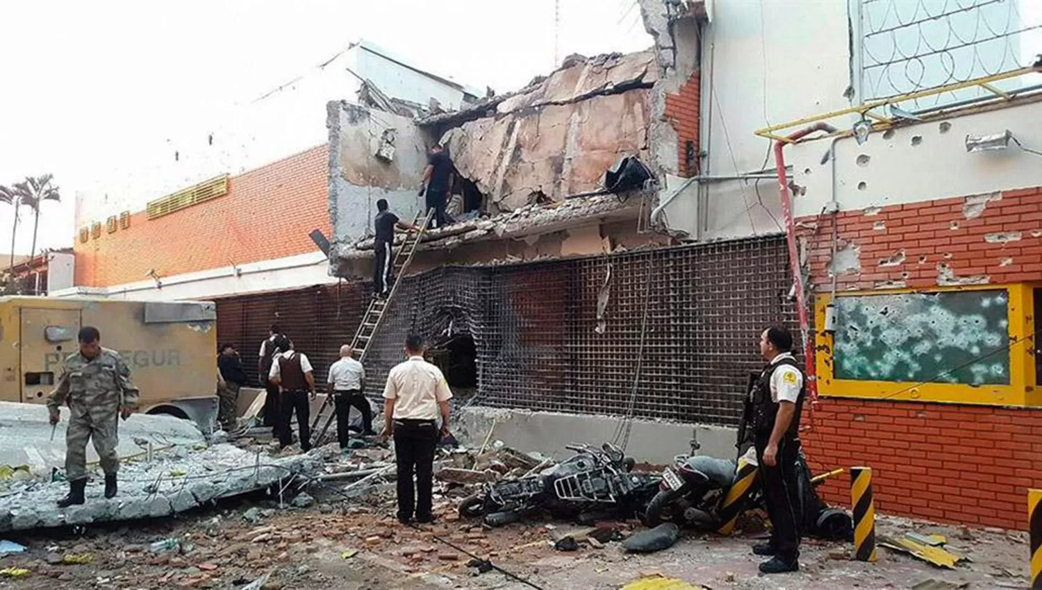 Tras el atraco ocurrido en abril, el local de Prosegur en Ciudad del Este quedó destrozado. ARCHIVO