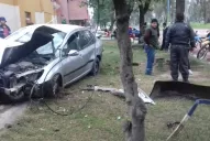 Chocó contra un cantero, un cartel y un poste de cemento: salió ileso