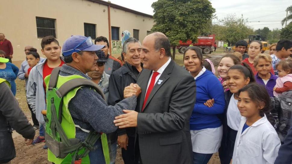 EQUIPO DE TRABAJO. Manzur saluda a un operario de la Secretaría de Saneamiento que encabeza Assán. twitter @JuanManzurOK