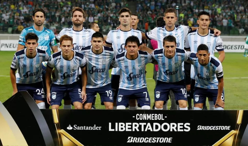 UNA POSTAL HISTÓRICA. El equipo que jugó en el Allianz Parque de San Pablo, posa para los fotógrafos con el cartel de la Copa Libertadores Bridgestone. Una imagen que perdurará en la retina de sus hinchas. reuters
