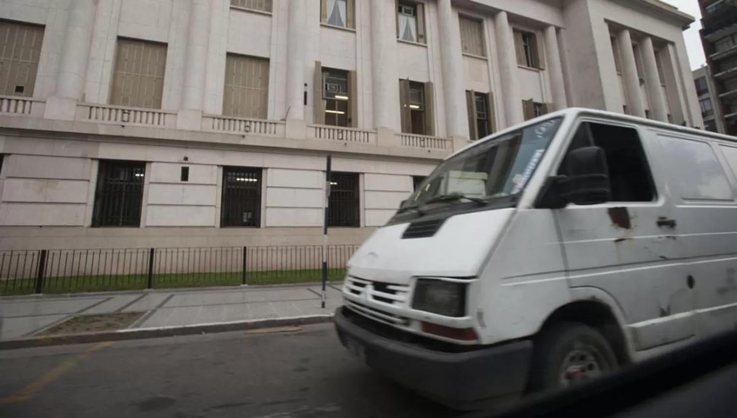 EN TUCUMÁN. Una camioneta blanca pasa frente a Tribunales. ARCHIVO / DIEGO ARÁOZ