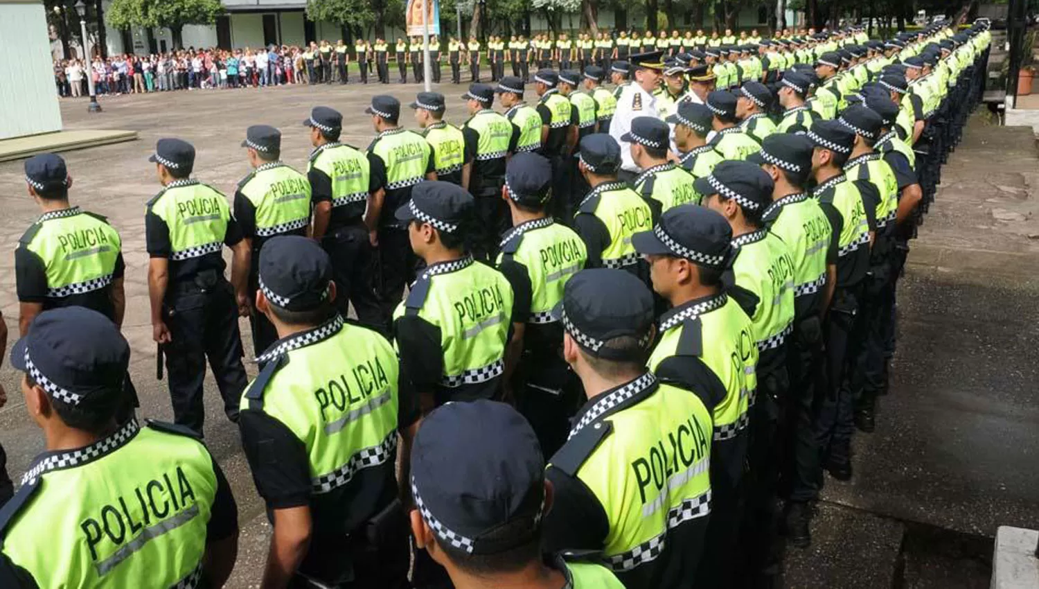 POLICÍA DE TUCUMÁN. Agentes de la fuerza de seguridad, durante una formación. ARCHIVO
