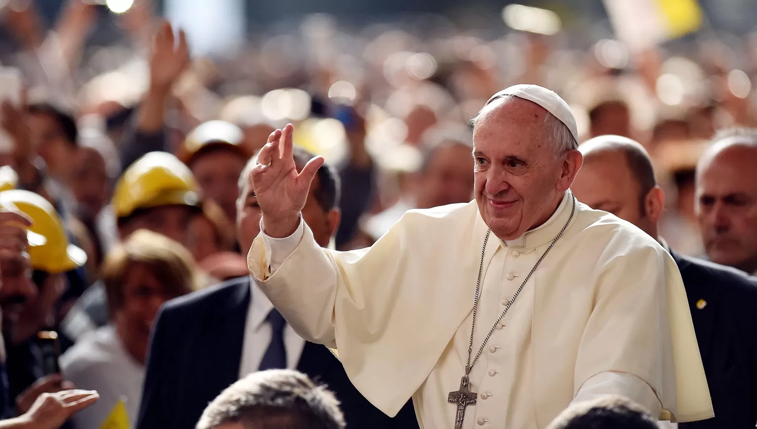 EN LA FÁBRICA. El Papa saluda a los obreros. REUTERS