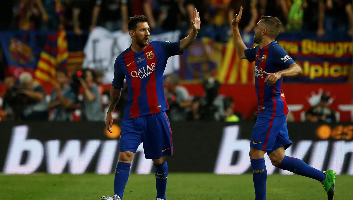 Messi celebra con su compañero, Jordi Alba. FOTO DE REUTERS. 