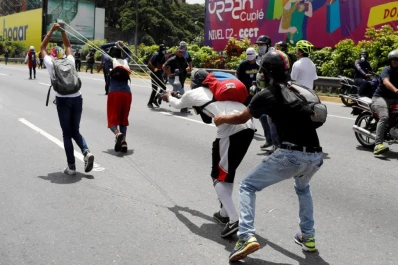 Maduro frena las protestas con militares