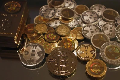 El precio del bitcoin ya duplica el valor de la onza de oro: ¿qué es y cómo se la puede usar?