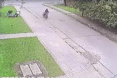 Videos registraron el asalto de motochorros a dos mujeres y un ataque a un auto