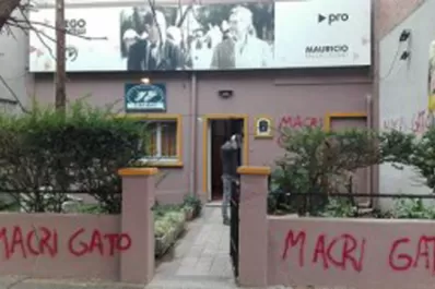 Aparecen pintadas agresivas contra Macri en un local del PRO
