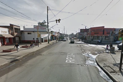 Alderetes: intentó esquivar un bache y chocó contra un colectivo