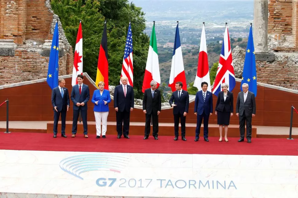 JUNTOS. Los jefes de Estado junto al anfitrión Getiloni y al líder de la UE, Tusk. reuters