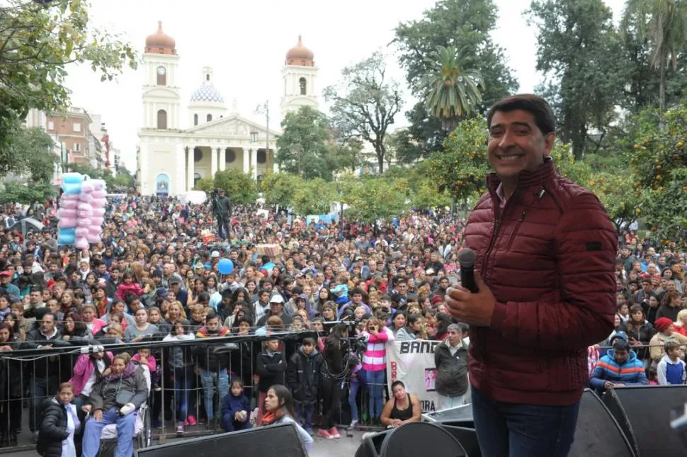 A PURO RITMO. “Elegidos” ofreció un programa especial al aire libre. LA GACETA / FOTO DE JOSÉ NUNO.-