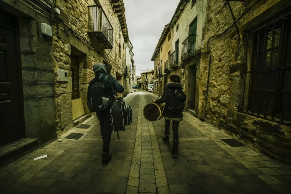 JUGLAR DEL SIGLO XXI. “Cachín” y “La Vero”, con la música a cuestas por las calles de España.  