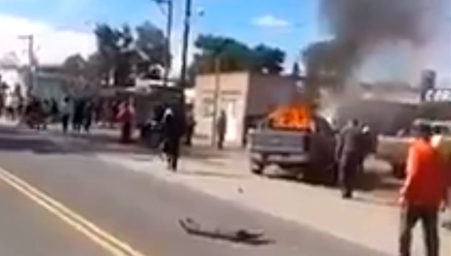 Así le prendieron fuego a la camioneta que chocó una moto en El Chañar
