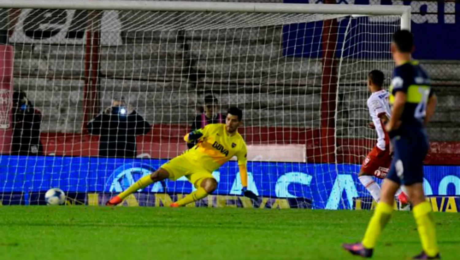 GOL. Romero Gamarra marcó de penal en la última jugada del partido entre Boca y Huracán. (FOTO DIARIO PERFIL)