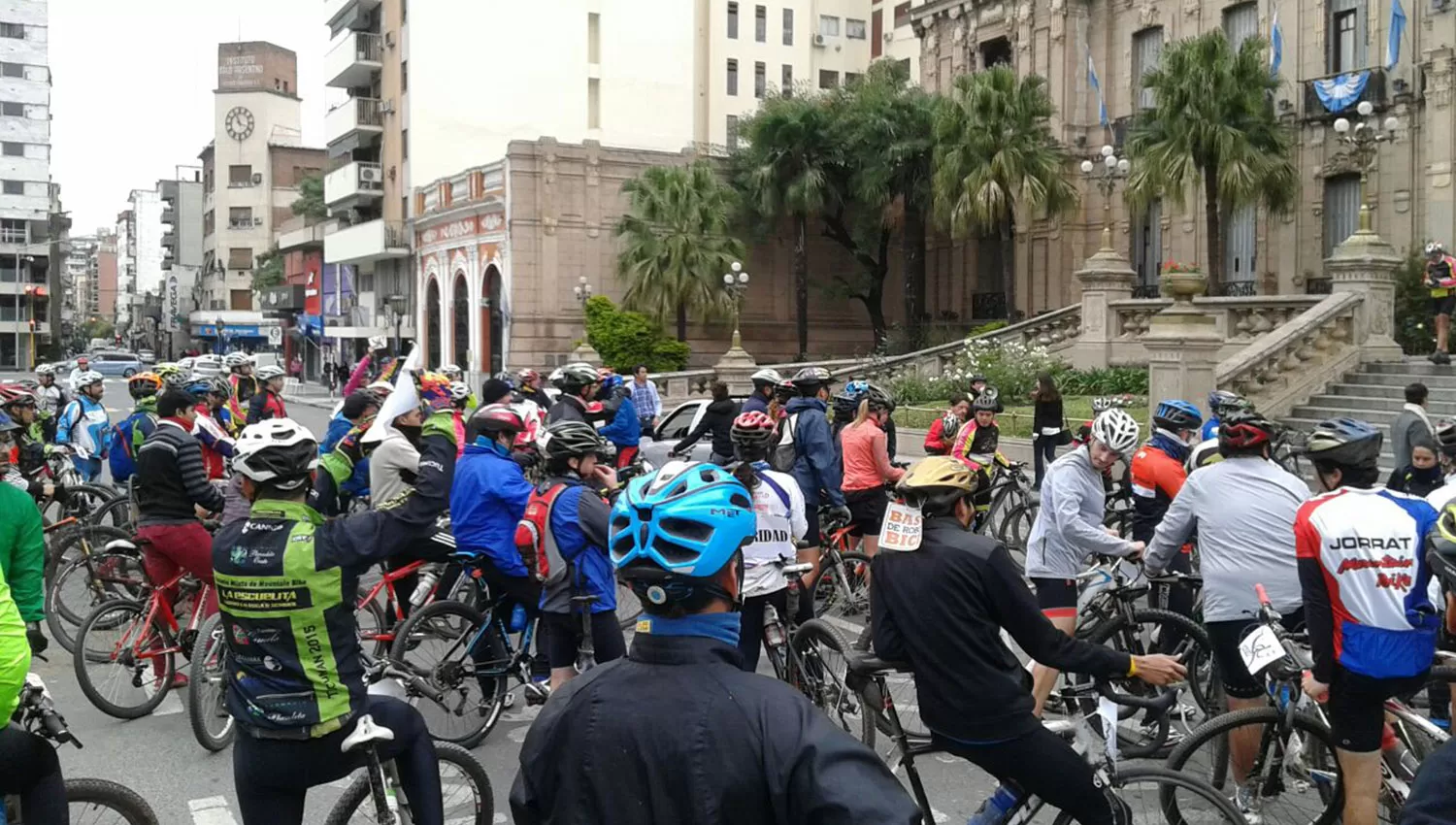 Concentración de ciclistas frente a la Casa de Gobierno. FOTO ENVIADA POR LA ORGANIZACIÓN DE CICLISTAS. 