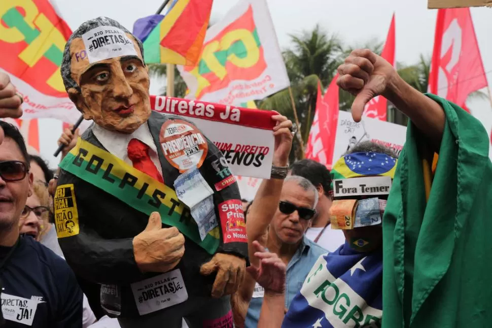 QUE SE VAYA. Muñecos, carteles, banderas y caretas utilizaron los paulistas para expresar su indignación por las denuncias de corrupción contra Temer. reuters 