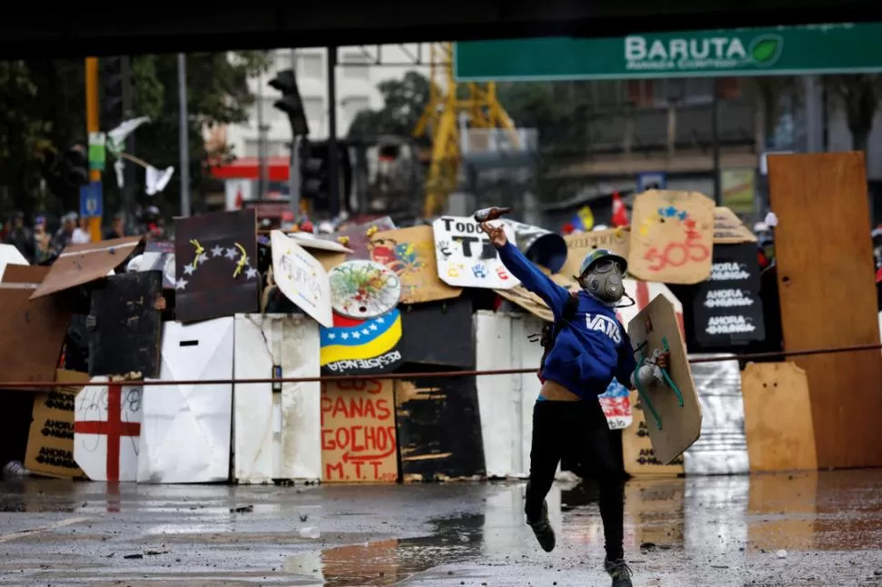 TODO SIRVE. Los manifestantes utilizan máscaras y escudos como defensa. reuters 