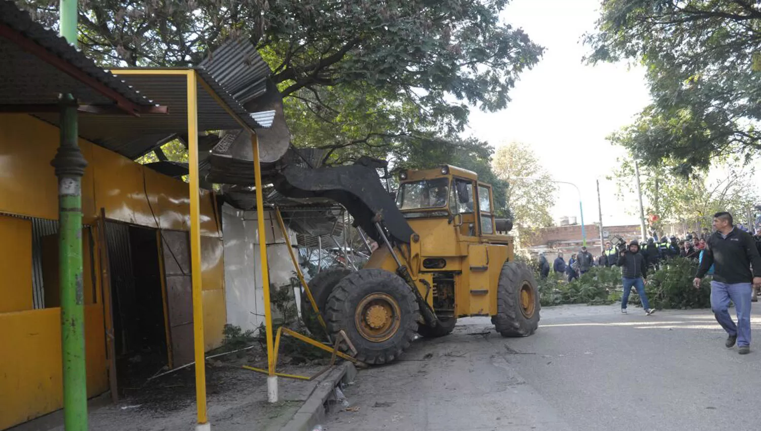 CON TOPADORAS. Una máquina destruye uno de los puestos. LA GACETA / FRANCO VERA