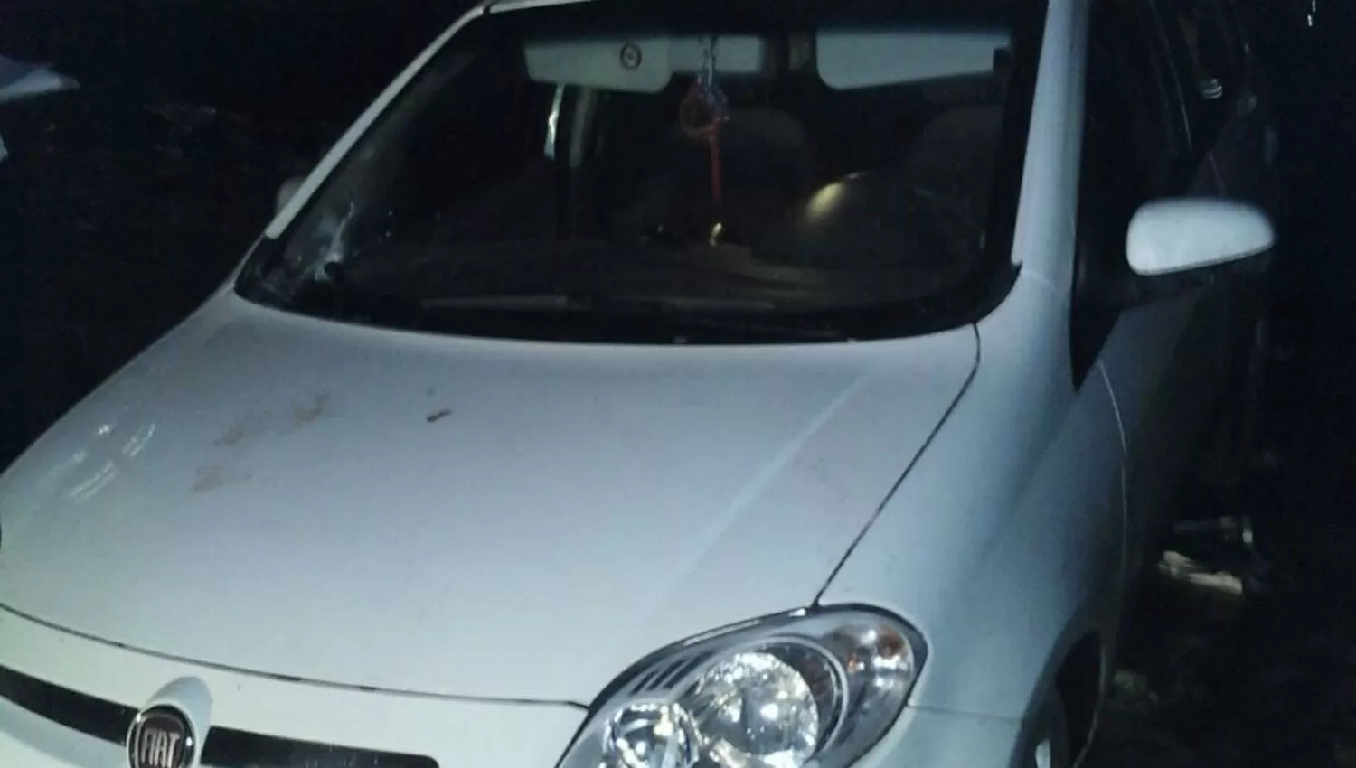 ATRAPADOS. Los ladrones intentaron escapar en un Fiat Palio blanco. 