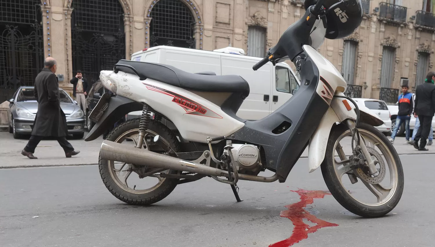Una moto colisionó con un auto. FOTO DE ANTONIO FERRONI / LA GACETA. 