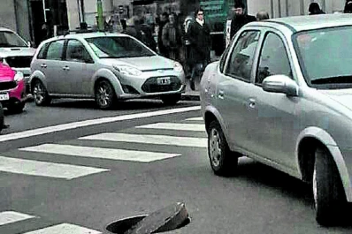 La tapa levantada de una boca de registro es una trampa en pleno microcentro