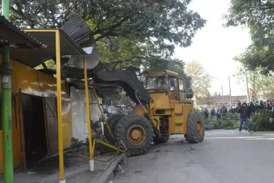 Con topadoras destruyeron los puestos de los vendedores ambulantes de El Bajo
