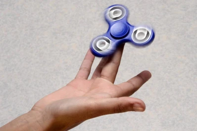 Qué es el Spinner, el juguete de moda antiestrés que hasta Macri probó