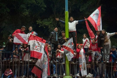 Llegó el plantel de River a Tucumán y los recibió el banderazo de sus hinchas