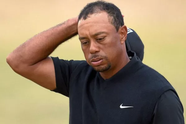 Detuvieron a Tiger Woods por quedarse dormido sobre el volante su auto