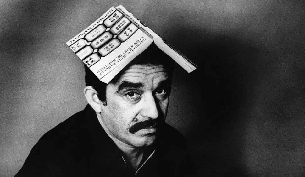 EMBLEMÁTICA. Sara Facio capturó esta imagen de García Márquez en 1967. En la tapa del libro se distingue el diseño que devino en un clásico.  