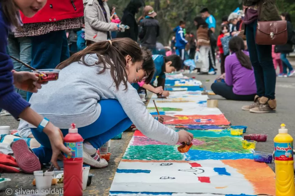 EN ACCIÓN. Con mucho colorido y entusiasmo, los niños dejan plasmadas en el papel sus creaciones. Foto de Silvia Soldati.