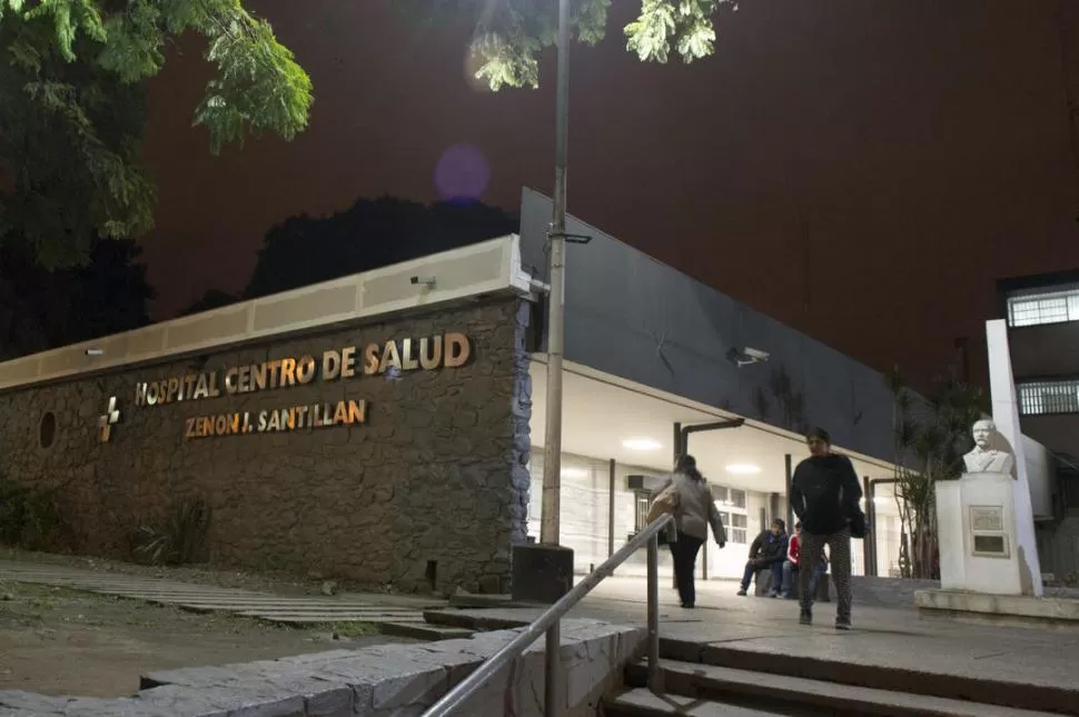 A LA ESPERA. Ayer a la noche, la familia de Rodríguez esperaba que les entregaran el cuerpo en el Centro de Salud. la gaceta /  foto de diego aráoz