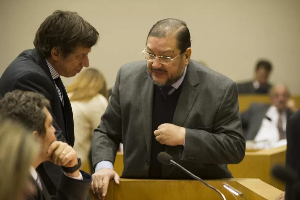 DEBATE. Mizrahi (sentado) Bussi y Pellegrini charlan durante la sesión. la gaceta / FOTO DE JORGE OLMOS SGROSSO