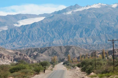 Tiene cuatro años, se perdió en el cerro y pasó la noche en una cueva con ovejas