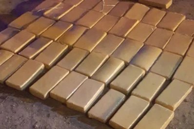Los detuvieron con 57 kilos de marihuana y ofrecieron $200 mil para poder escapar