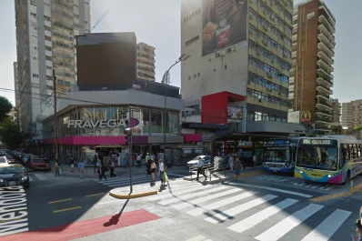 Hackearon una pantalla de publicidad, pasaron pornografía y le escribieron mensajes a Macri