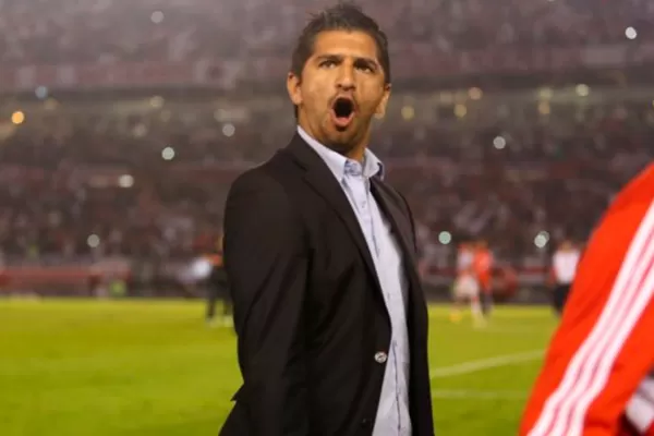 Video: el hijo de Ramón Díaz rompió una camiseta de Boca frente a los hinchas