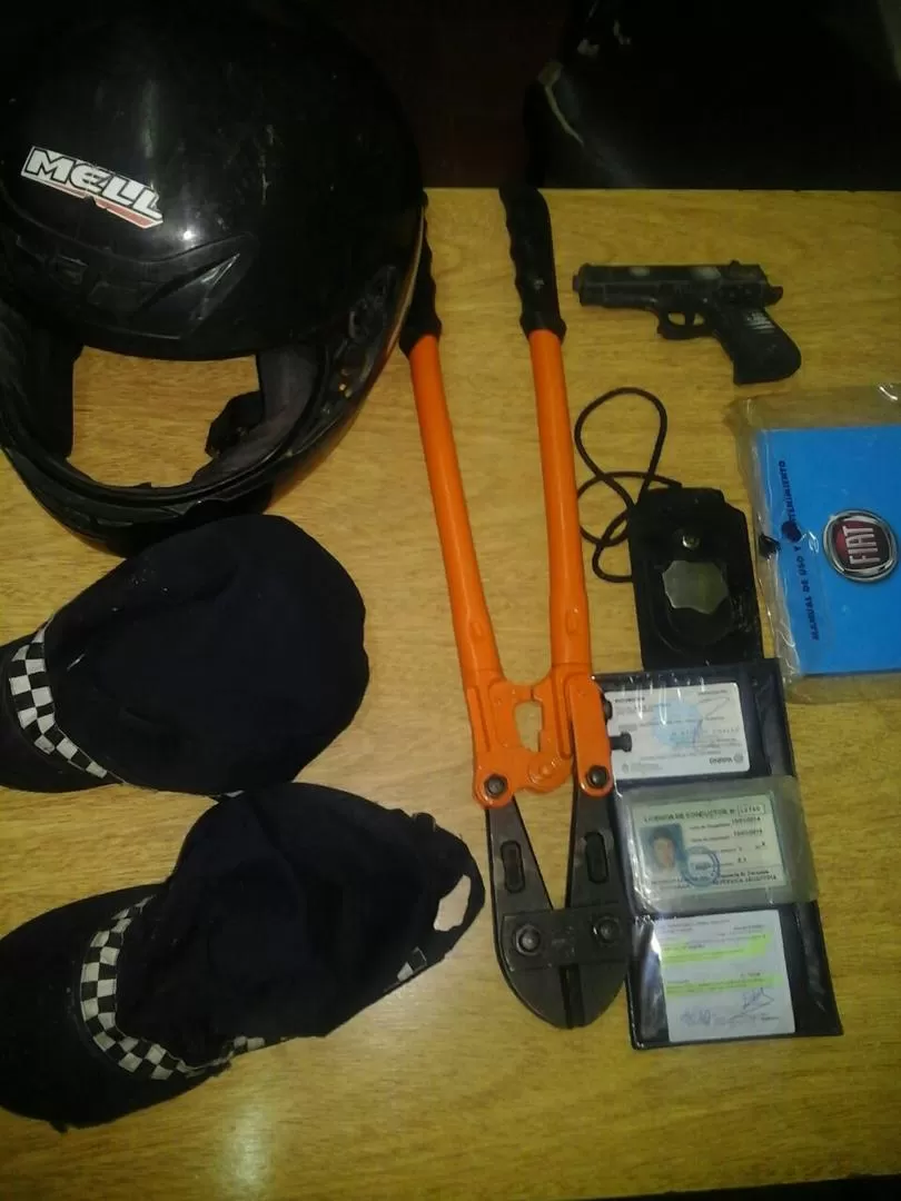 SECUESTRO. Gorras, una placa, herramientas y documentos de los ladrones.  